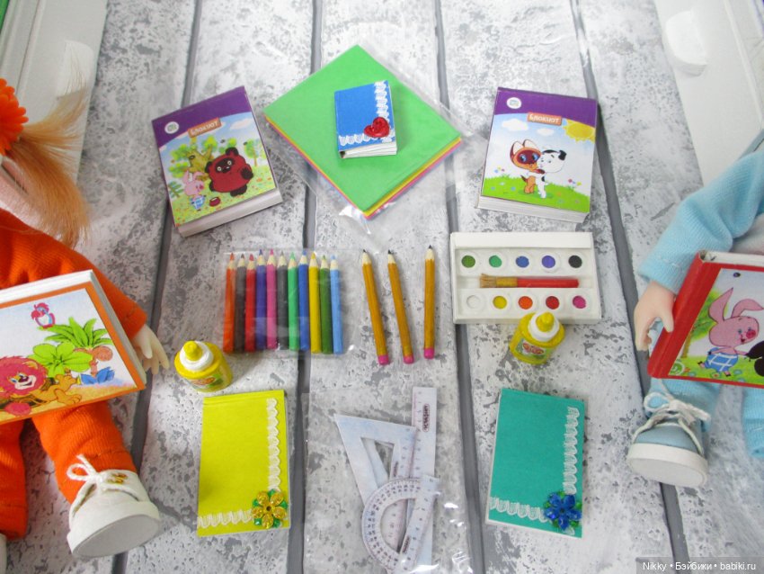 Фото-история "Распаковка" или книжки и канцелярия для кукол 16 см