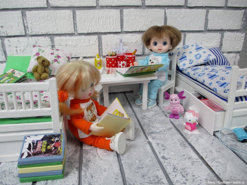 Фото-история "Распаковка" или книжки и канцелярия для кукол 16 см