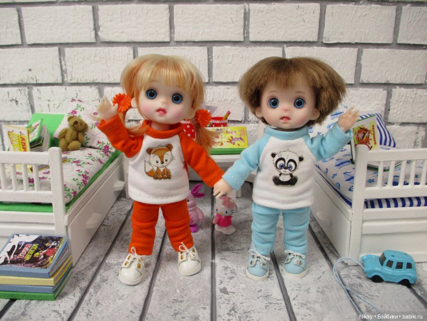 Фото-история "Распаковка" или книжки и канцелярия для кукол 16 см