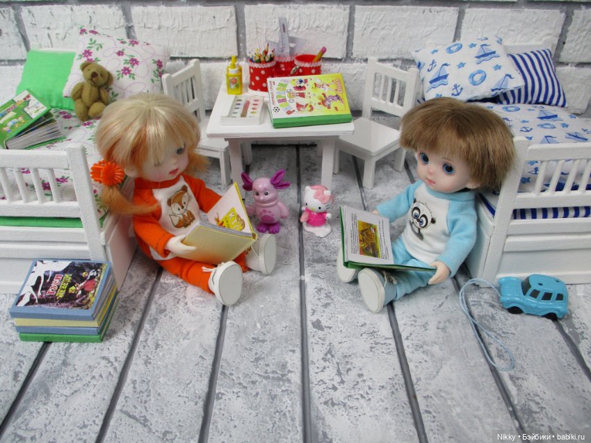 Фото-история "Распаковка" или книжки и канцелярия для кукол 16 см