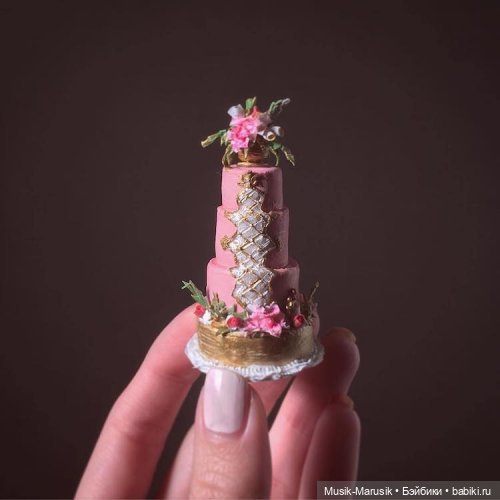 Художница создаёт крошечные торты, которые помещаются на ладони
