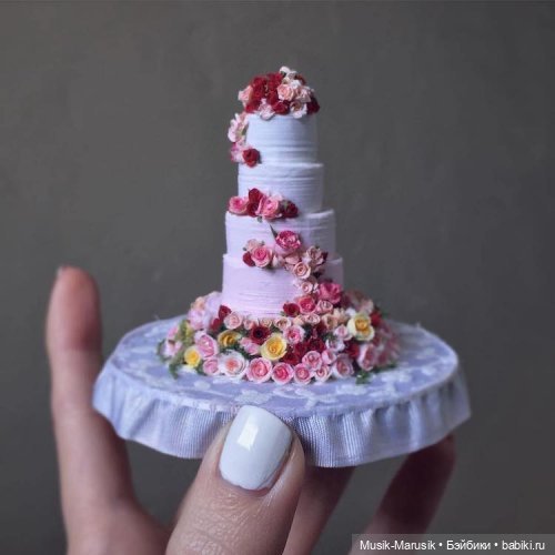 Художница создаёт крошечные торты, которые помещаются на ладони