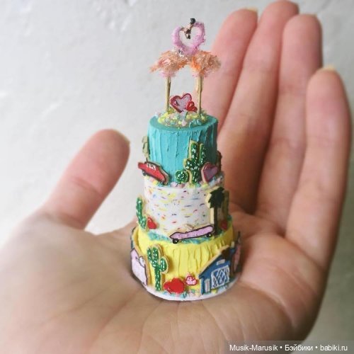 Художница создаёт крошечные торты, которые помещаются на ладони (фото 9)