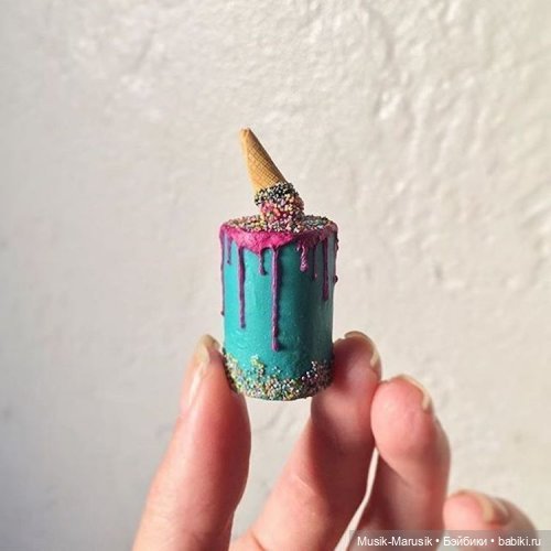 Художница создаёт крошечные торты, которые помещаются на ладони (фото 7)