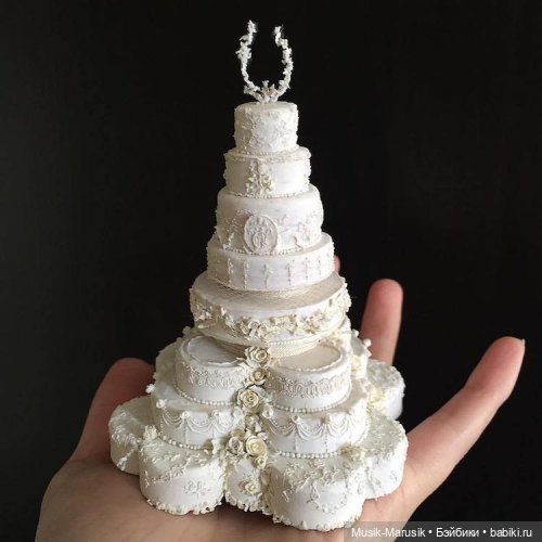 Художница создаёт крошечные торты, которые помещаются на ладони (фото 8)