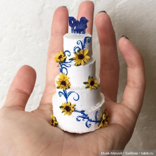 Художница создаёт крошечные торты, которые помещаются на ладони