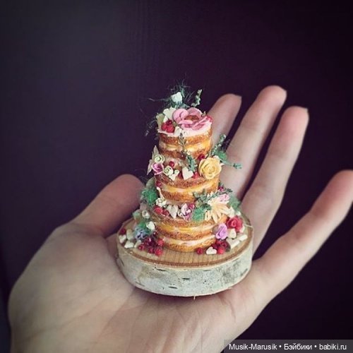 Художница создаёт крошечные торты, которые помещаются на ладони