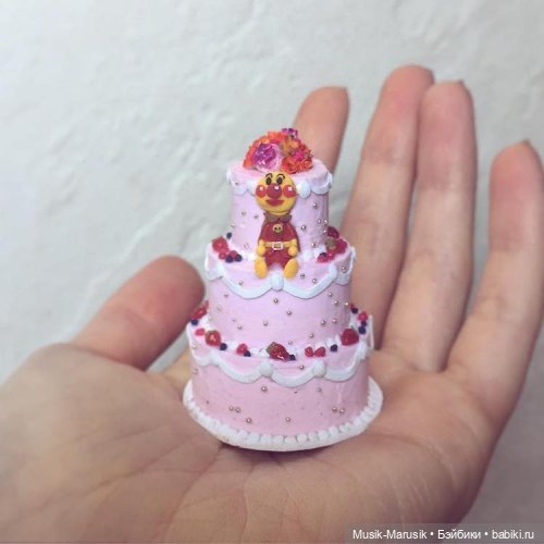 Художница создаёт крошечные торты, которые помещаются на ладони (фото 6)