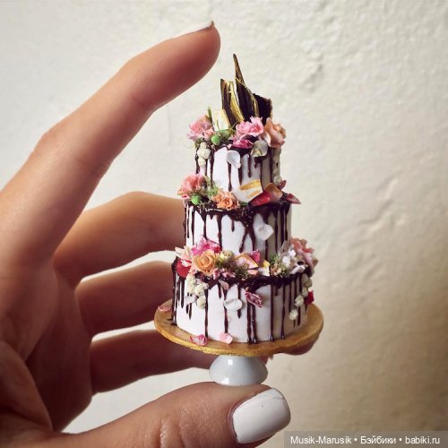 Художница создаёт крошечные торты, которые помещаются на ладони (фото 5)