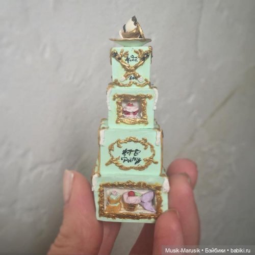 Художница создаёт крошечные торты, которые помещаются на ладони (фото 3)