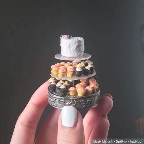 Художница создаёт крошечные торты, которые помещаются на ладони (фото 4)