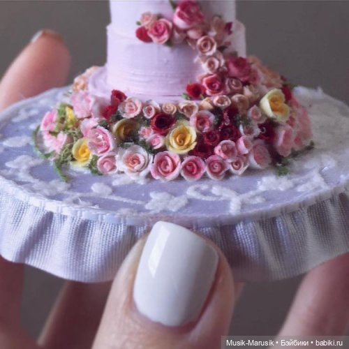 Художница создаёт крошечные торты, которые помещаются на ладони