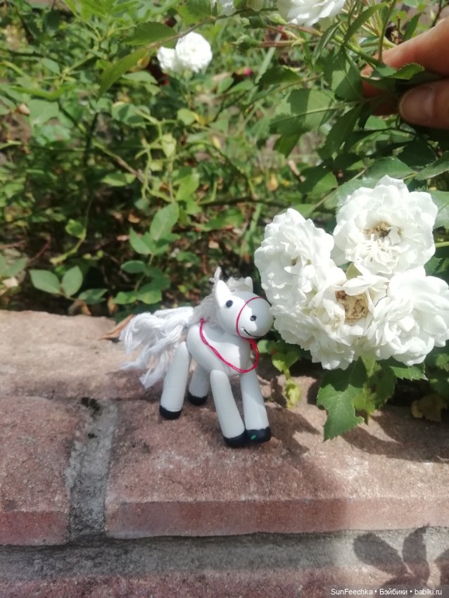 Маленькая белая лошадка (с блошки 🤫)