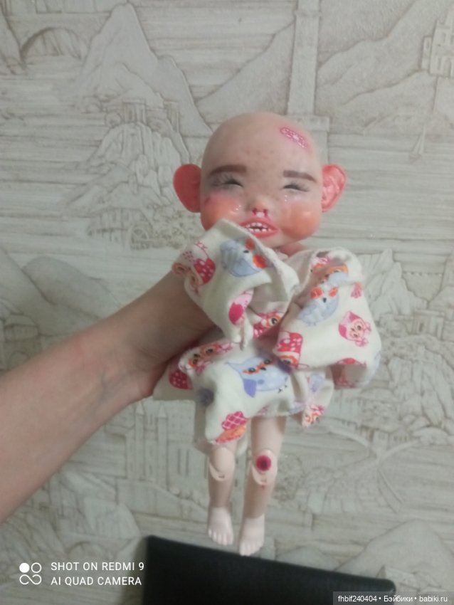 Ребёнок, бежал, бежал и упал. Надо жалеть