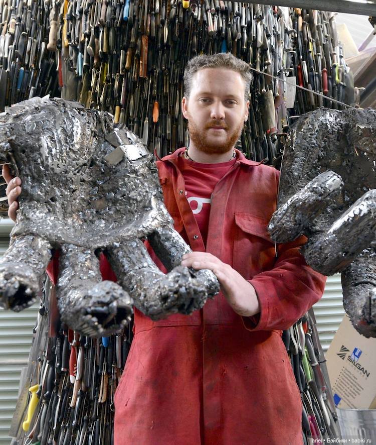 Скульптура ангела из 100 тысяч ножей от Альфи Брэдли (Alfie Bradley) (фото 9)