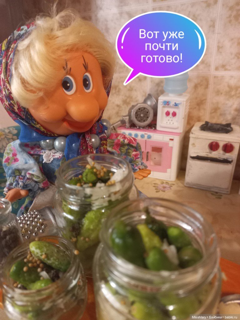 Весёлые картинки. Фаина и Анфиса маринуют огурцы