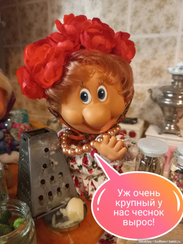 Весёлые картинки. Фаина и Анфиса маринуют огурцы