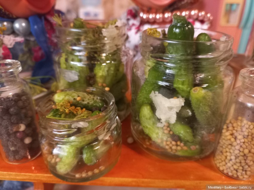 Весёлые картинки. Фаина и Анфиса маринуют огурцы