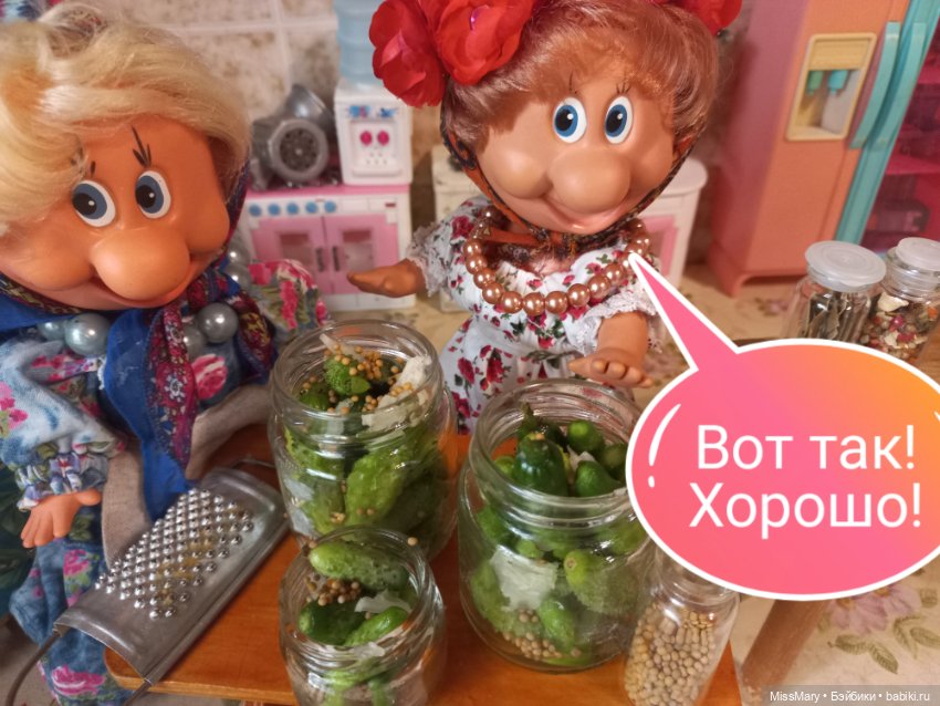 Весёлые картинки. Фаина и Анфиса маринуют огурцы