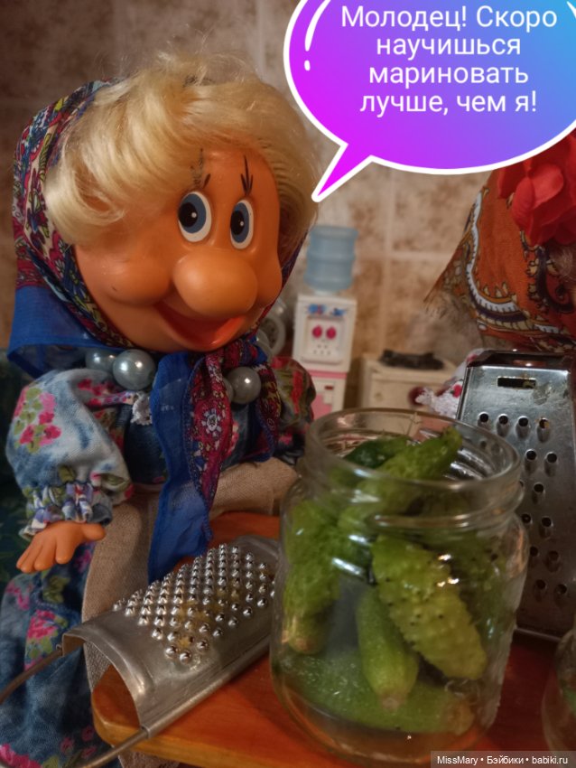 Весёлые картинки. Фаина и Анфиса маринуют огурцы