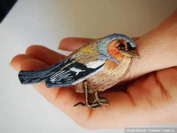 Удивительные вышитые броши Леры Петуниной (фото 3)