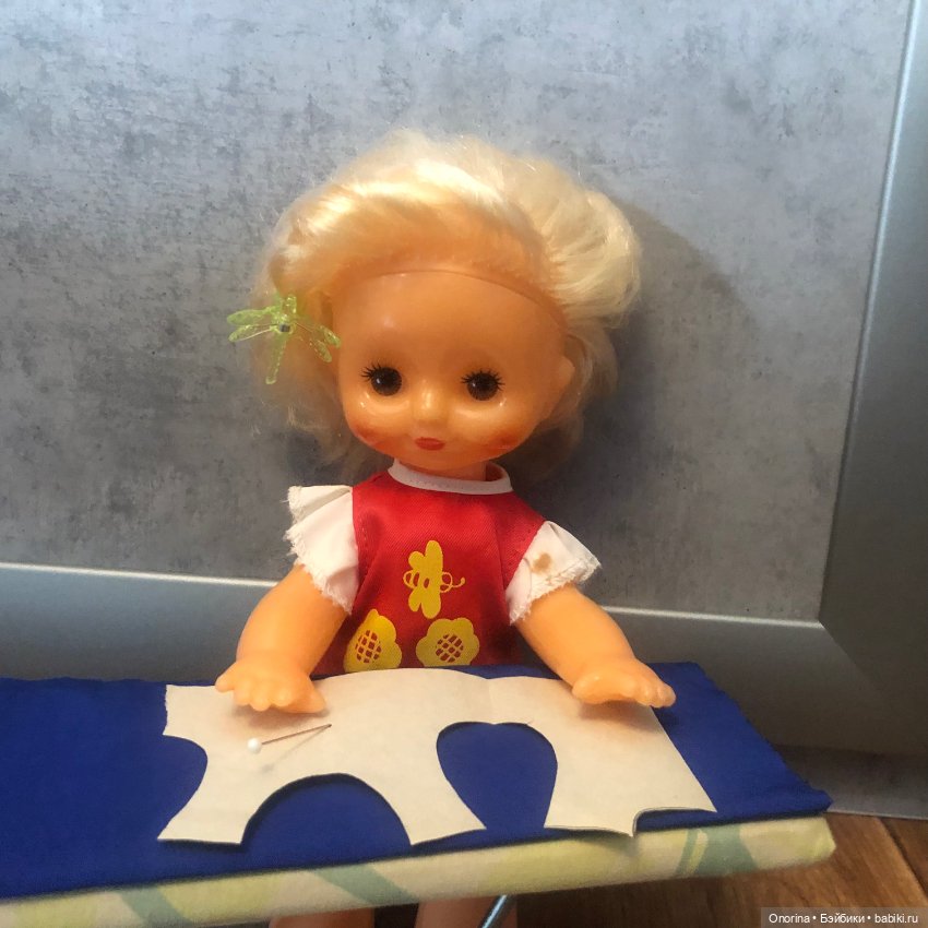 Оля шьёт нарядное платье — Советские винтажные куклы (СССР): Ленигрушка (фото 2)