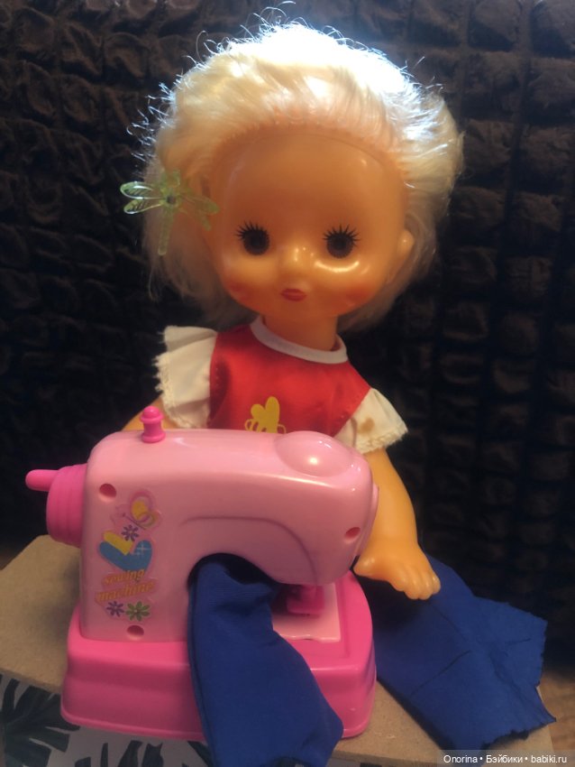 Оля шьёт нарядное платье — Советские винтажные куклы (СССР): Ленигрушка (фото 4)