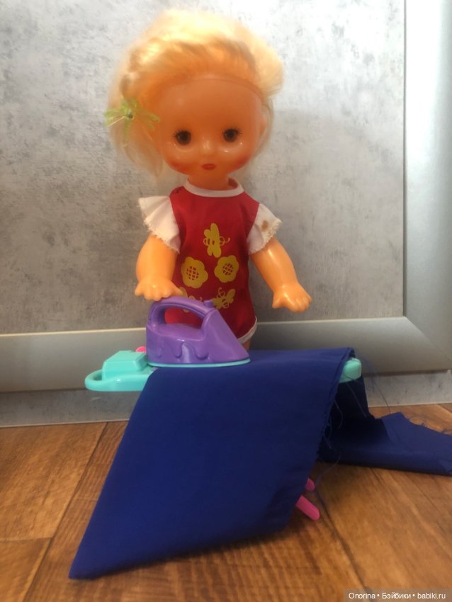 Оля шьёт нарядное платье — Советские винтажные куклы (СССР): Ленигрушка