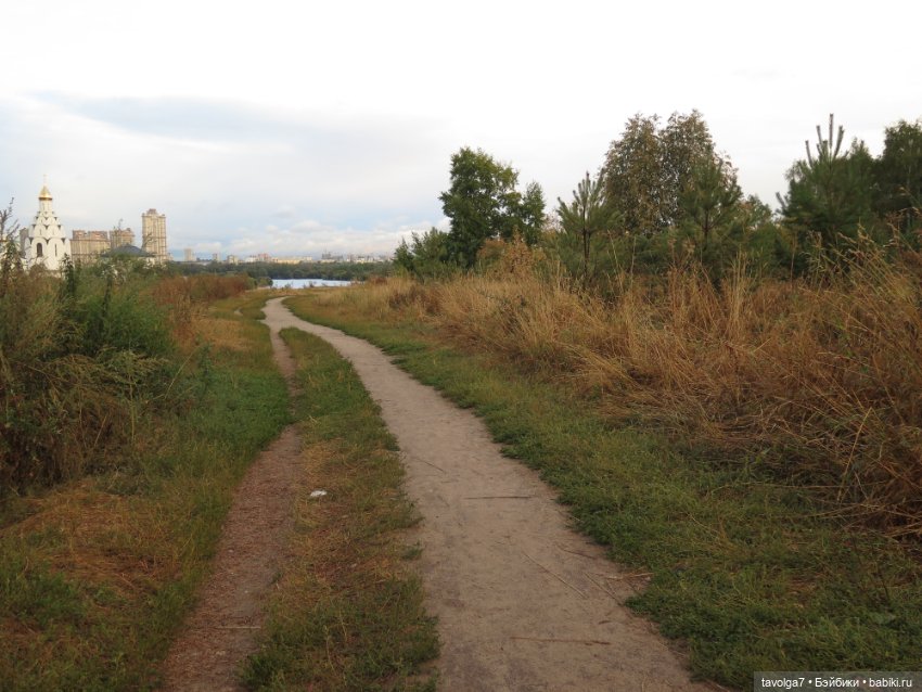 Дюймовочка и ранняя осень в Москве