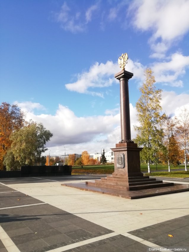 Осенняя девочка в осеннем парке