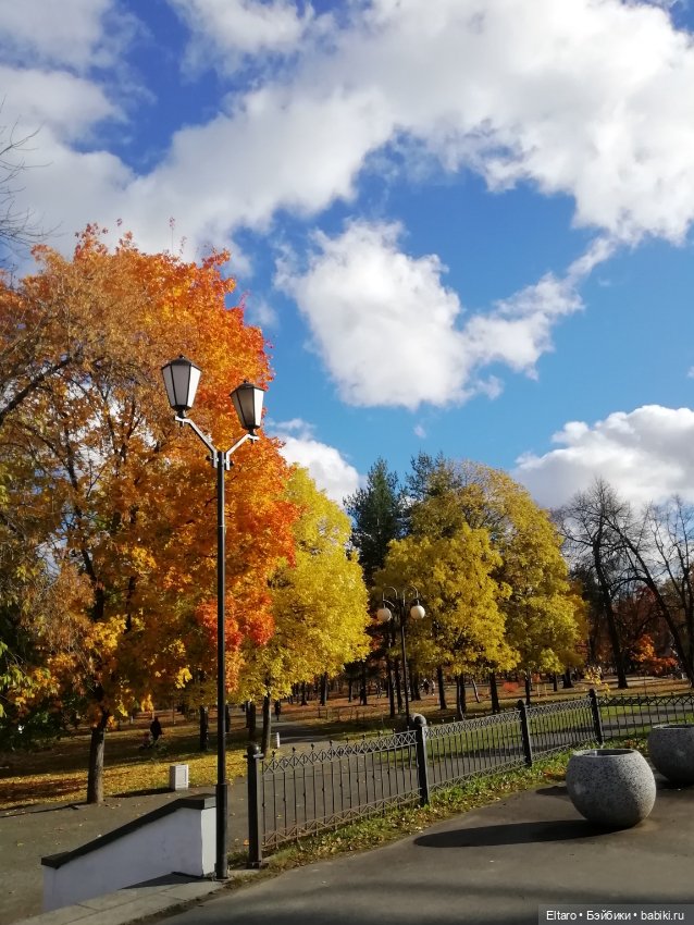 Осенняя девочка в осеннем парке
