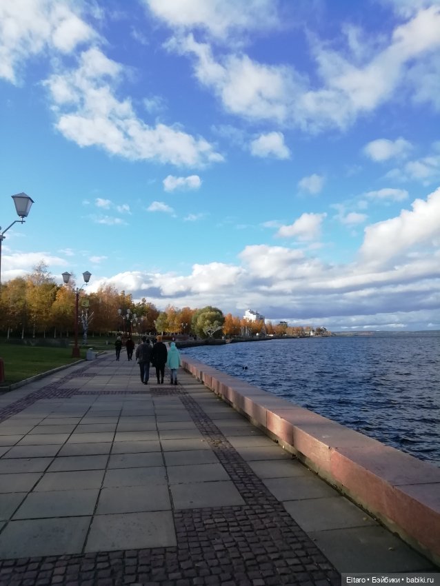 Осенняя девочка в осеннем парке