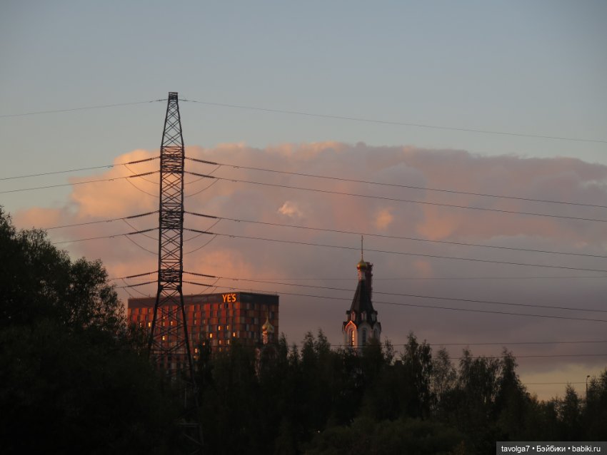 Милая компания в осеннем парке