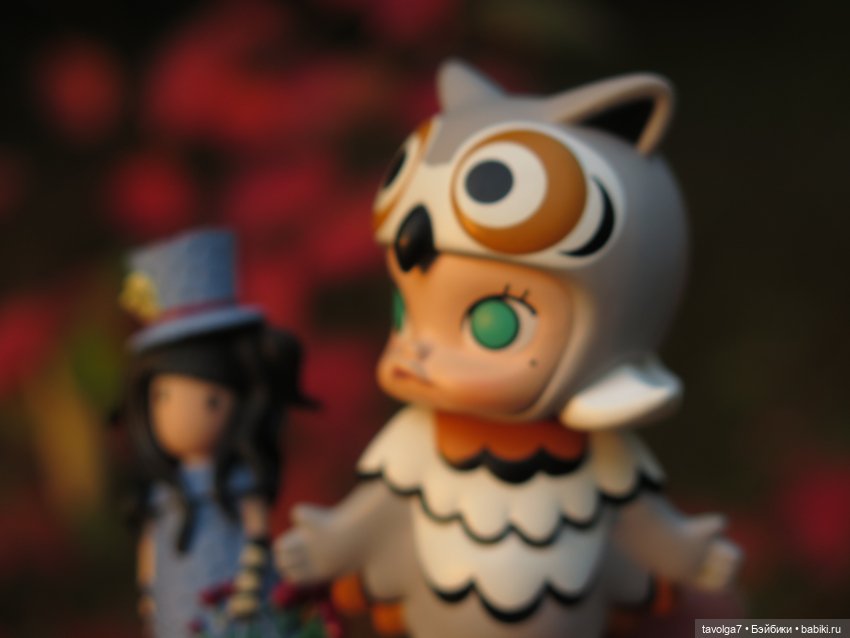 Милая компания в осеннем парке