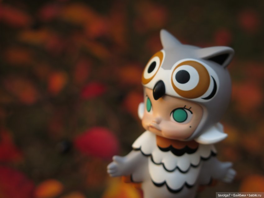 Милая компания в осеннем парке