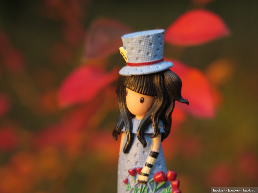 Милая компания в осеннем парке