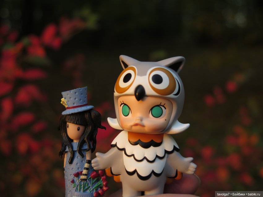 Милая компания в осеннем парке