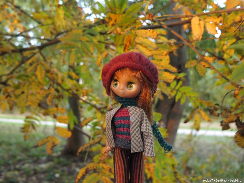 Милая компания в осеннем парке (фото 5)