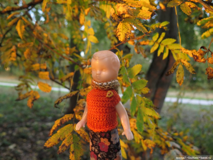 Милая компания в осеннем парке (фото 2)