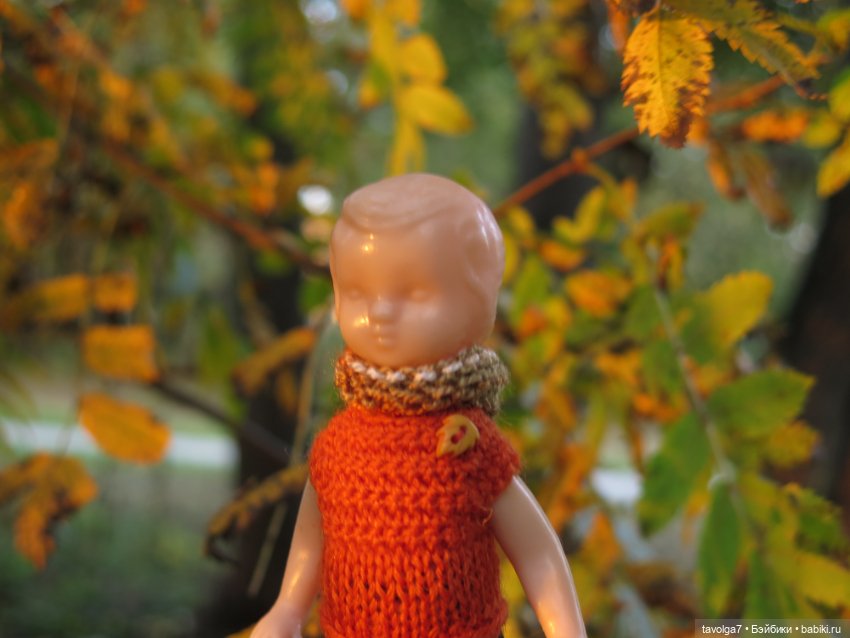 Милая компания в осеннем парке (фото 3)