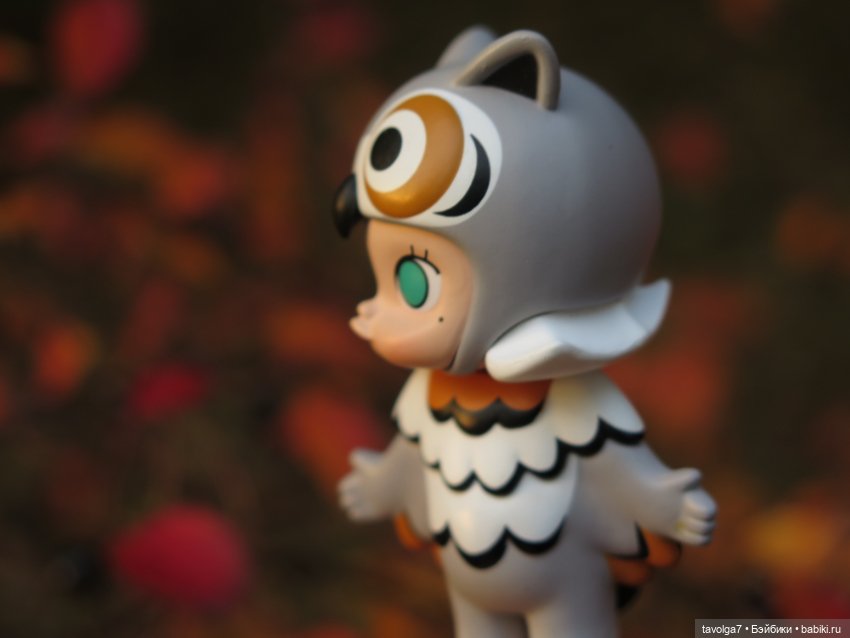 Милая компания в осеннем парке