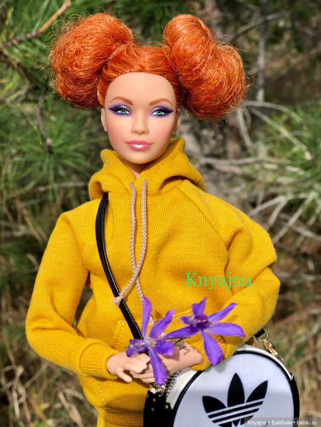 Рыжая Лисичка Looks в лесу