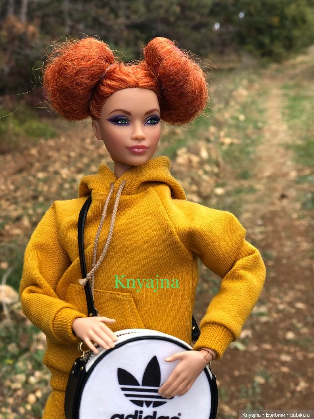 Рыжая Лисичка Looks в лесу