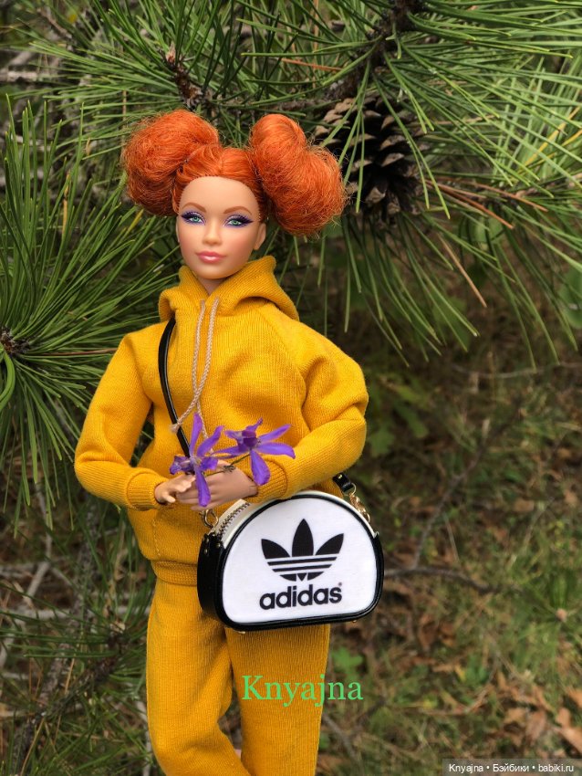 Рыжая Лисичка Looks в лесу