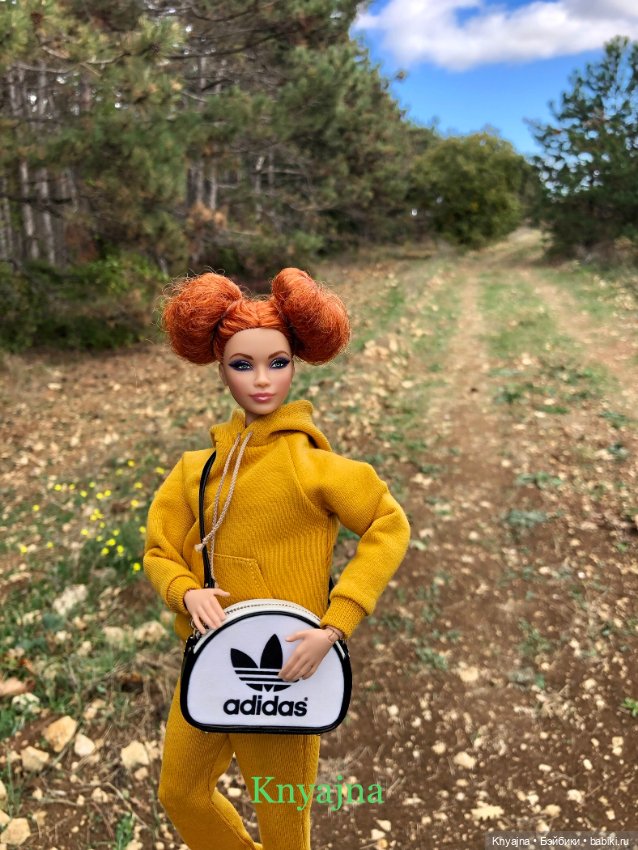 Рыжая Лисичка Looks в лесу