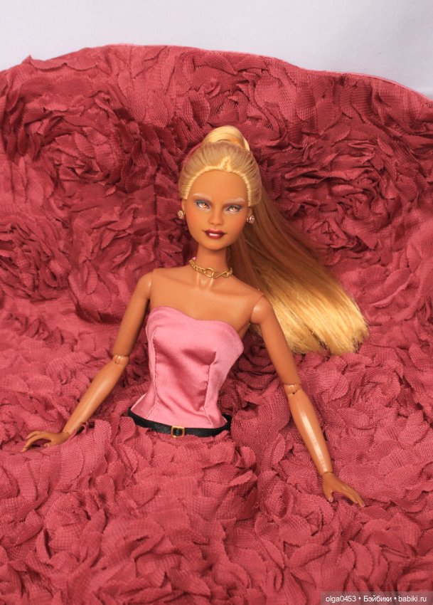 Темнокожая и золотоволосая