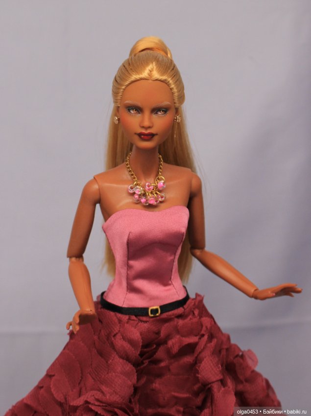 Темнокожая и золотоволосая