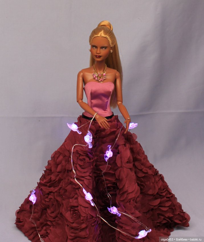 Темнокожая и золотоволосая