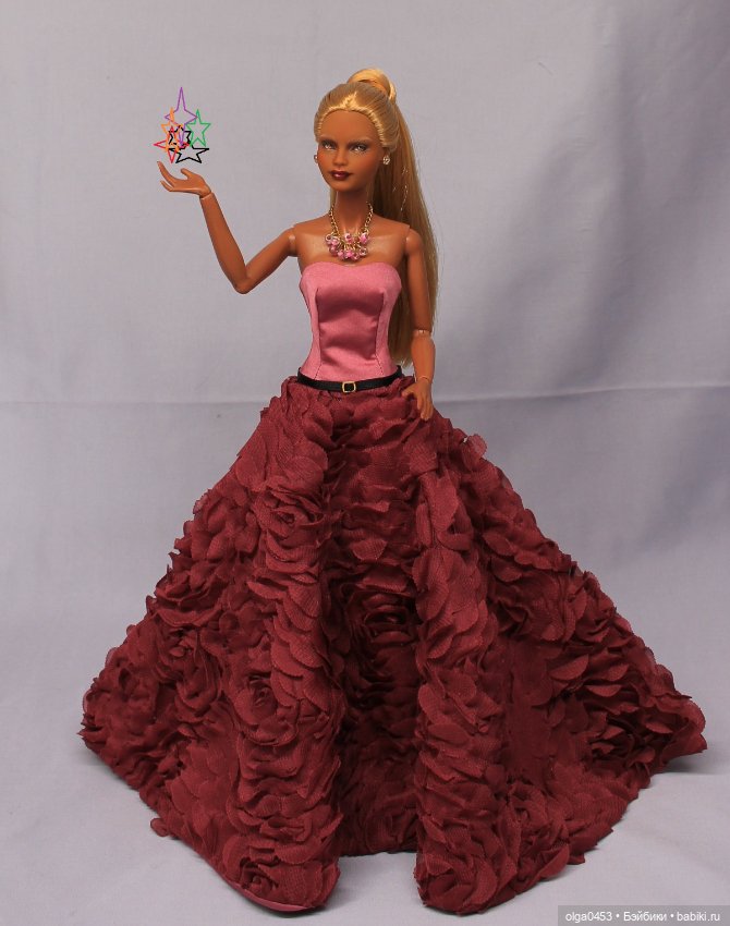 Темнокожая и золотоволосая