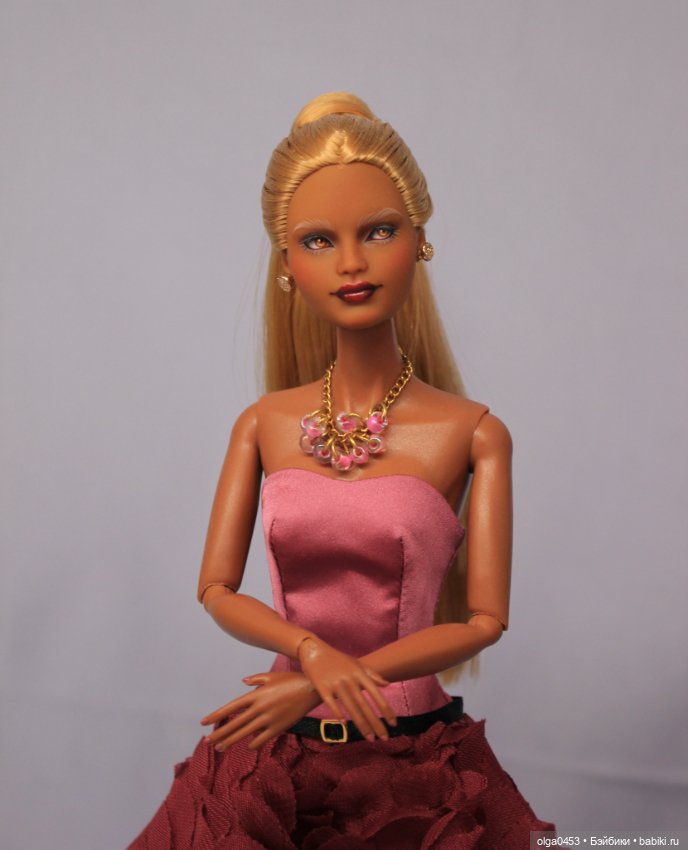 Темнокожая и золотоволосая